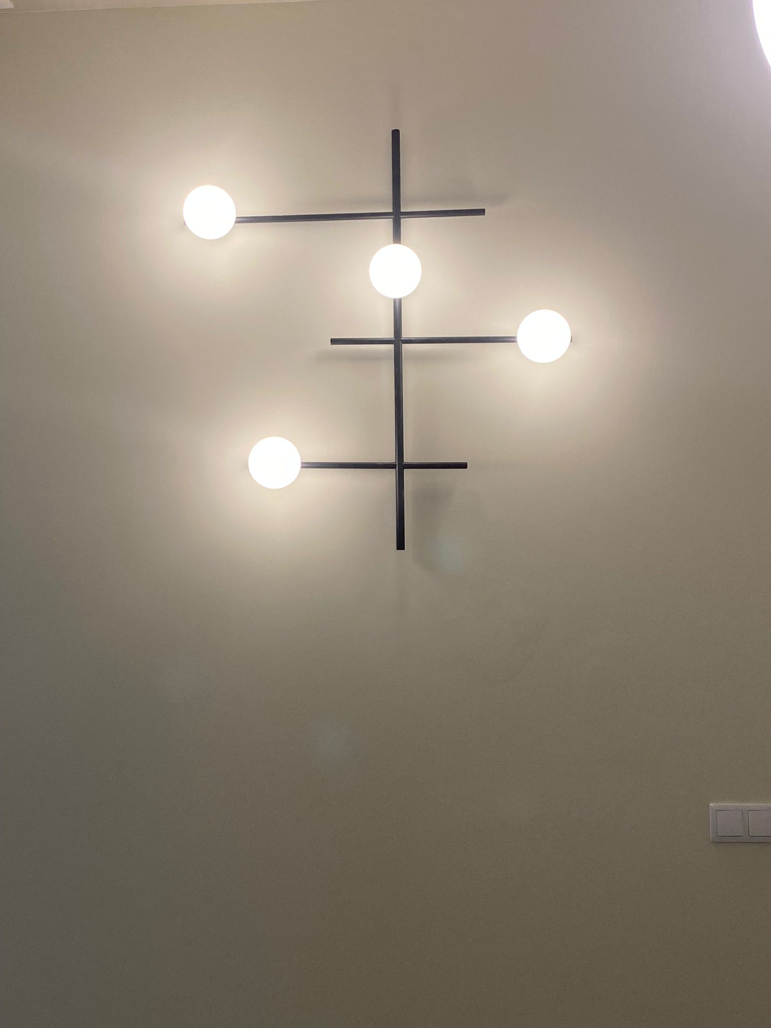 APLIQUE PARED 4 LUCES EN NEGRO Y TULIPA CRISTAL OPAL